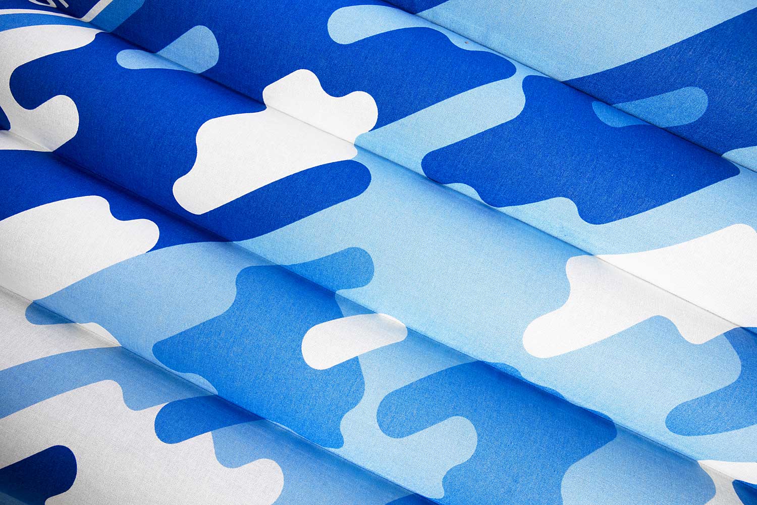 INFLATABLE RETRO LOUNGER | Camouflage Pattern | Blue-White